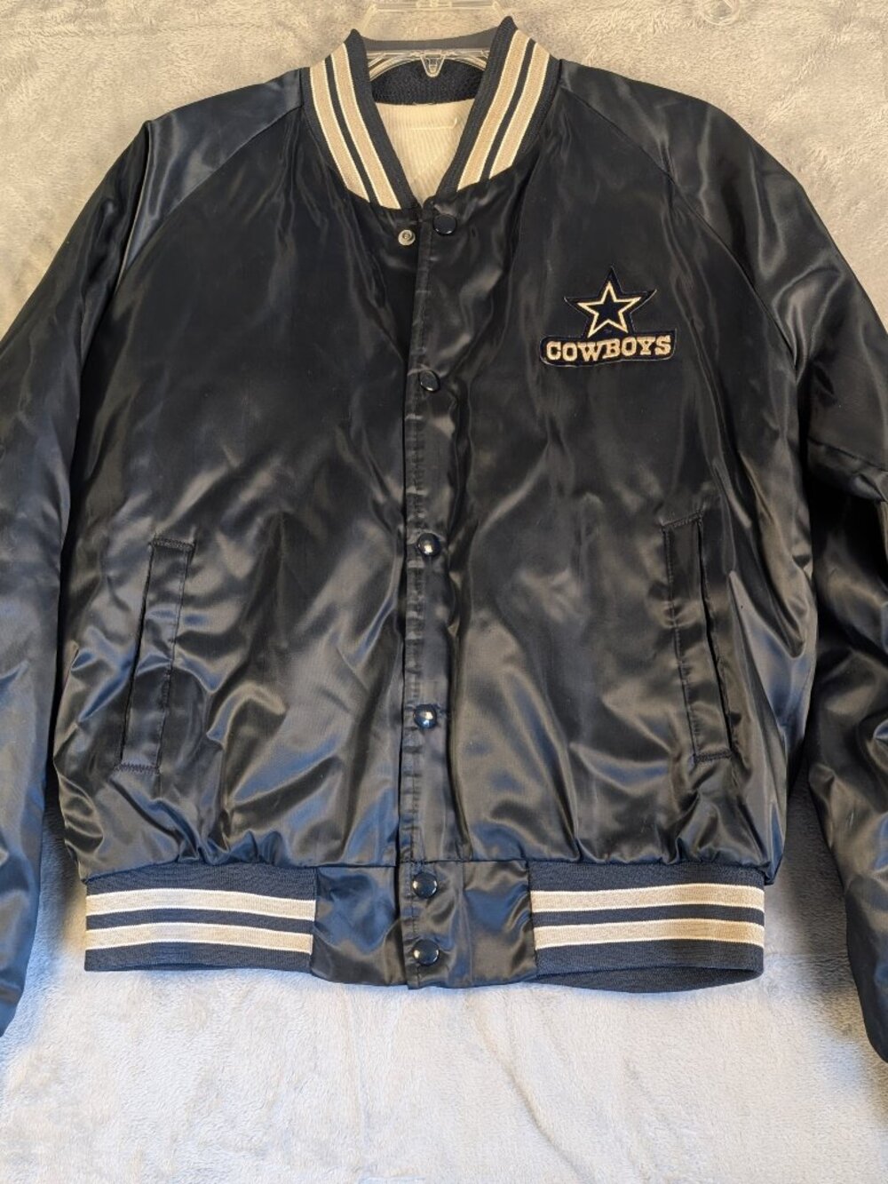 Vintage Dallas Cowboys NFL Satin Bomber Jacket–Retro NFL‎ Varsity Style – Fits M
